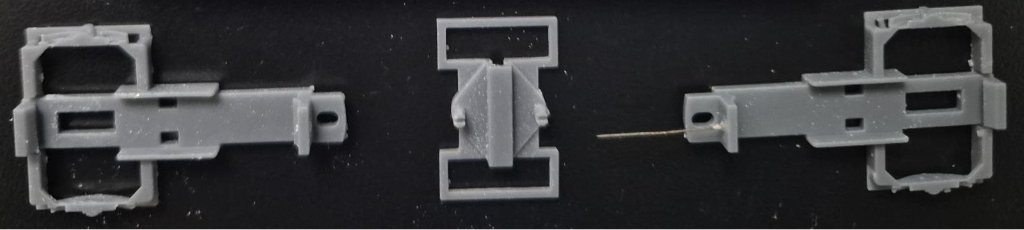 Die 3D-Fahrwerksblenden, an der rechten sieht man den Neusilberdraht, der dann später in die linke Blende greift.