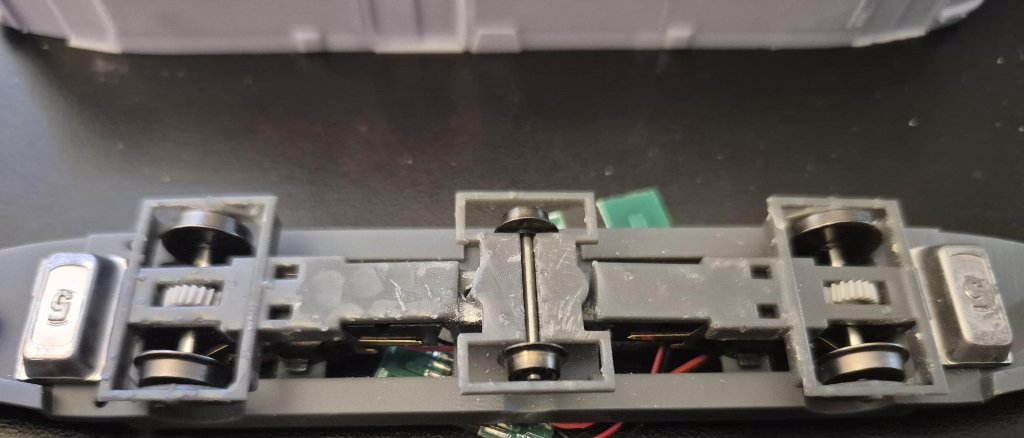 Um die Zugkraft zu verbessern, sind Gewichte vonnöten, die hier links und rechts angeklebt wurden.
